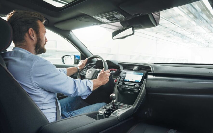 Homem a conduzir carro Honda
