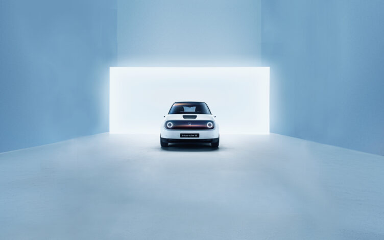 Honda e em ambiente branco