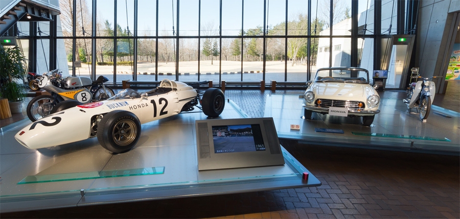Carros na entrada do museu Honda