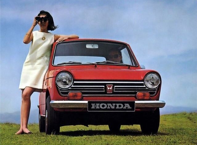 Senhora com binóculos inclinada sobre o Honda N600