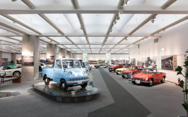 Vário carros expostos no Museu Honda