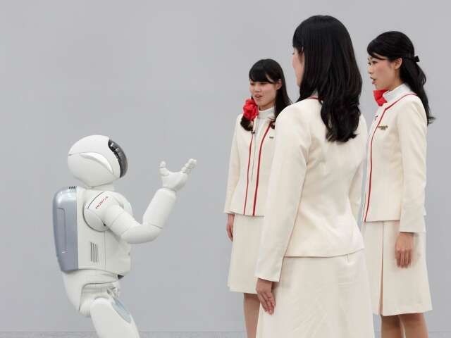 ASIMO a comunicar com três mulheres