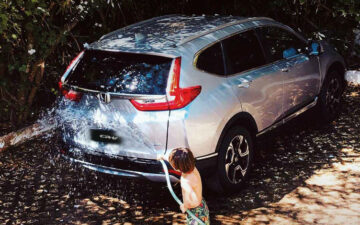 Criança a lavar Honda CR-V Hybrid