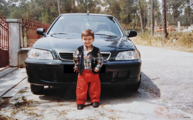 Fábio Bernardino em criança à frente Honda Civic