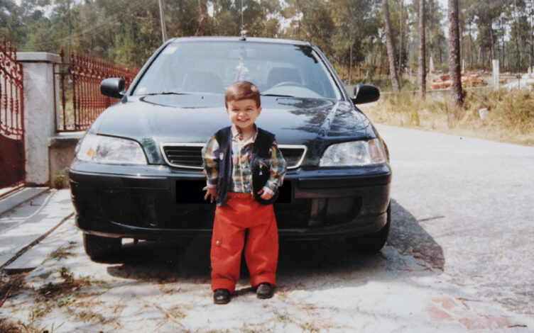 Fábio Bernardino em criança à frente Honda Civic