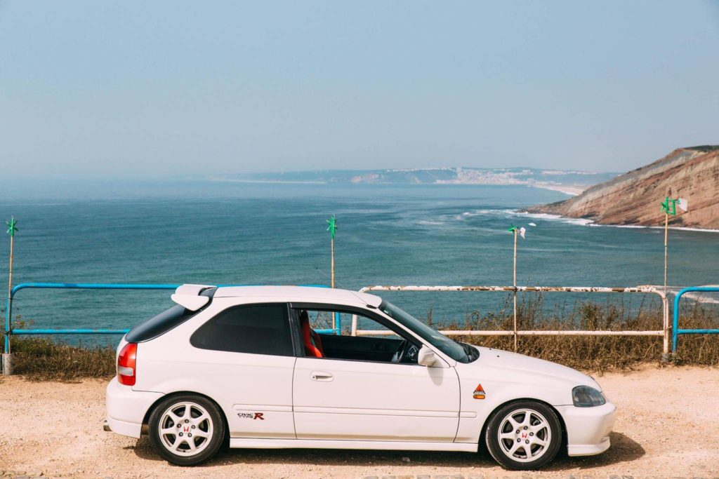 Honda Civic Type R EK9 branco ao pé do mar