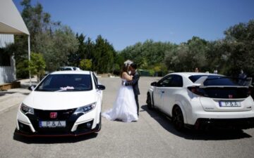 Casal de noivos e Hondas