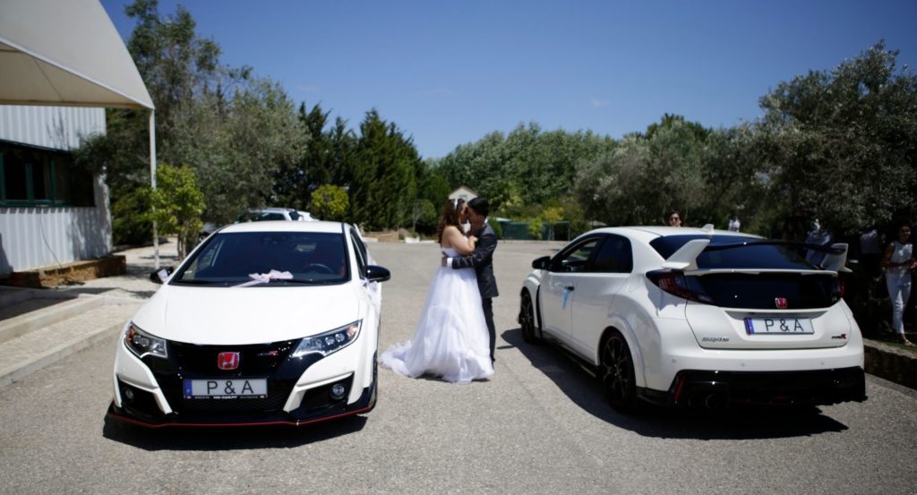 Casal de noivos com dois Hondas brancos