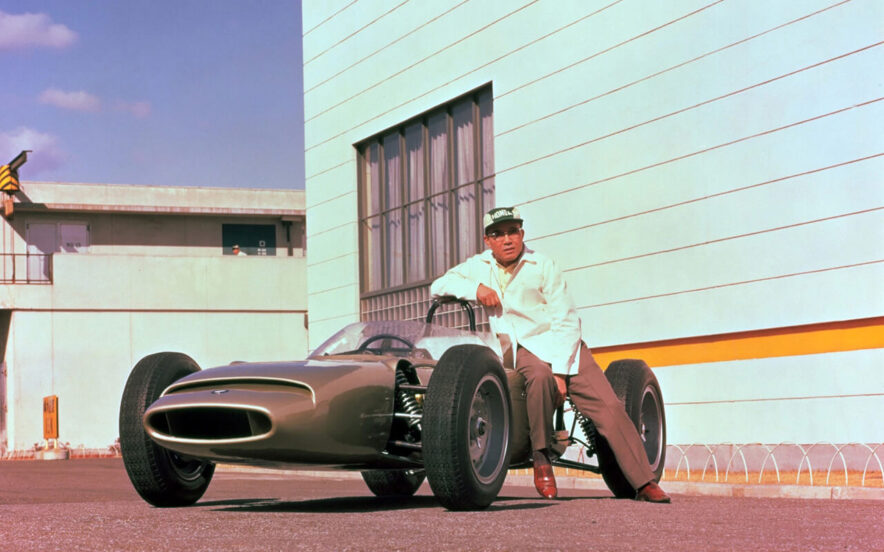 Soichiro Honda com o primeiro carro de Fórmula 1 da Honda