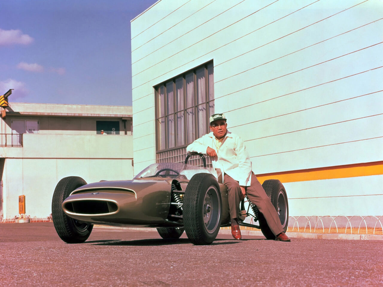 Soichiro Honda com o primeiro carro de Fórmula 1 da Honda