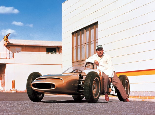 Soichiro Honda com carro de corrida