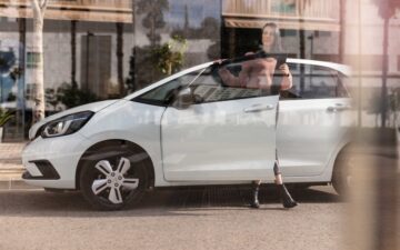 Mulher a sair do Honda Jazz Hybrid
