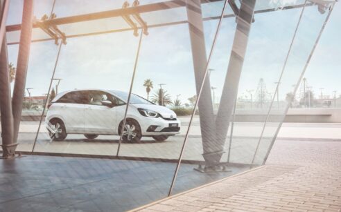 Honda Jazz branco na estrada