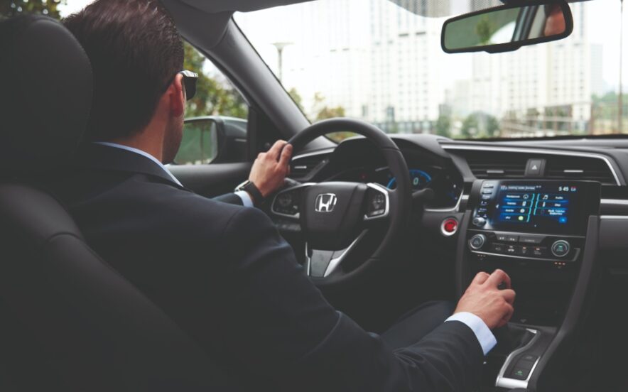 homem a conduzir viatura Honda