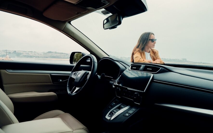interior carro Honda com mulher por perto
