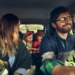 segurança rodóviária: familia feliz a passear num carro Honda