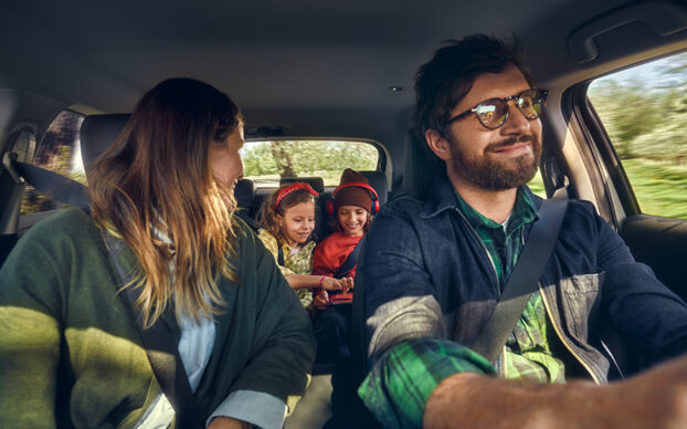 segurança rodóviária: familia feliz a passear num carro Honda