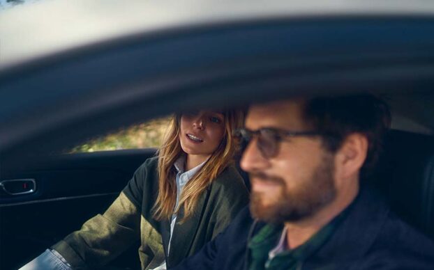 homem e mulher no interior de um Honda