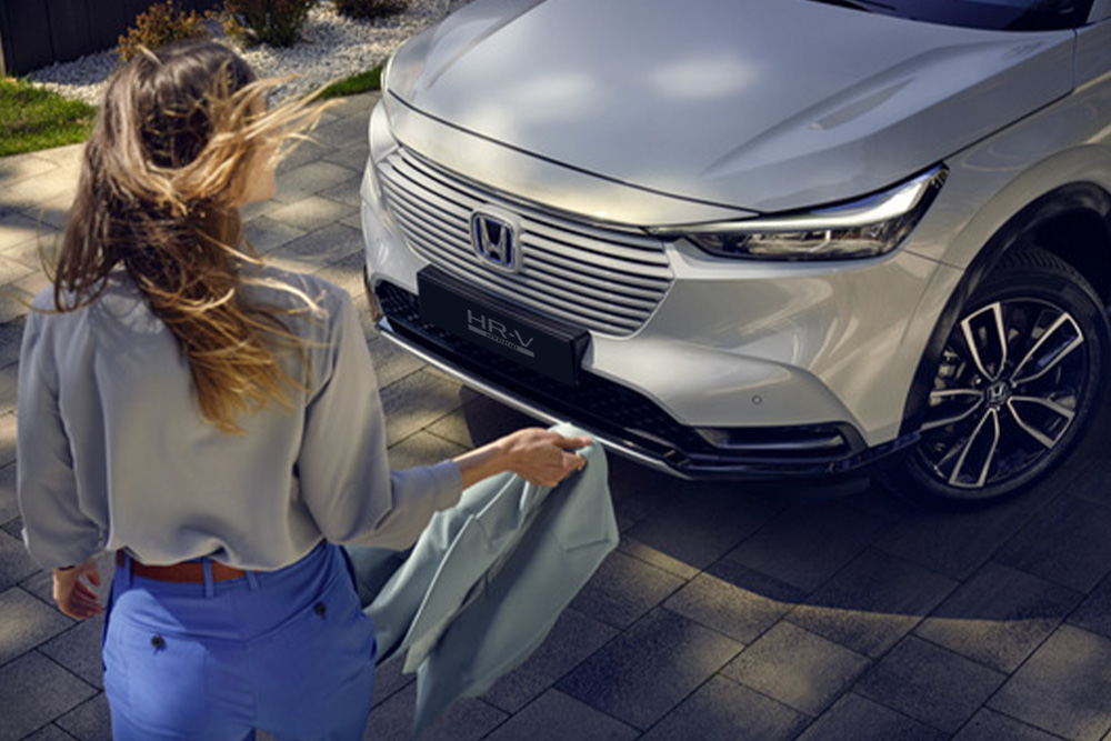 mulher a olhar para um Honda HR-V 