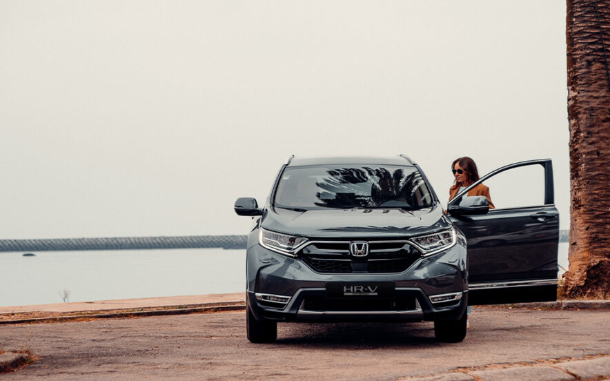 mulher junto a Honda híbrido