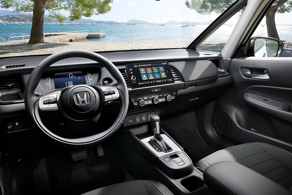 Interior do Honda Jazz Crosstar com vista para paisagem 