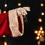 mão do Pai Natal a segurar uma chave de um carro