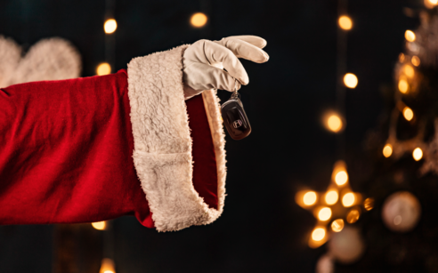 mão do Pai Natal a segurar uma chave de um carro