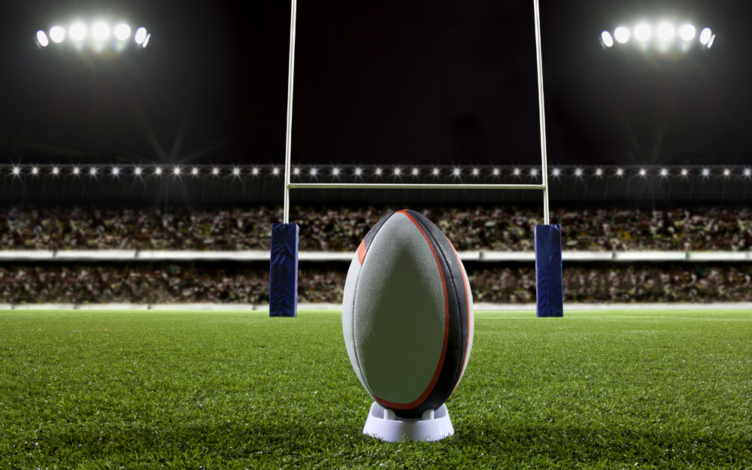 bola de rugby num campo de rugby