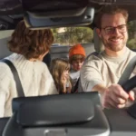 Viagem em família dentro do carro com roupa apropriada de inverno