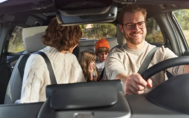 Viagem em família dentro do carro com roupa apropriada de inverno
