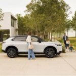 Família a preparar-se para uma viagem de última hora com um carro híbrido da Honda.