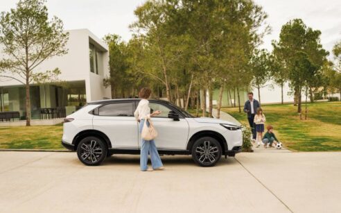 Família a preparar-se para uma viagem de última hora com um carro híbrido da Honda.