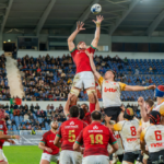 Grupo de jogadores a jogar rugby