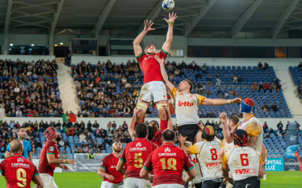 Grupo de jogadores a jogar rugby