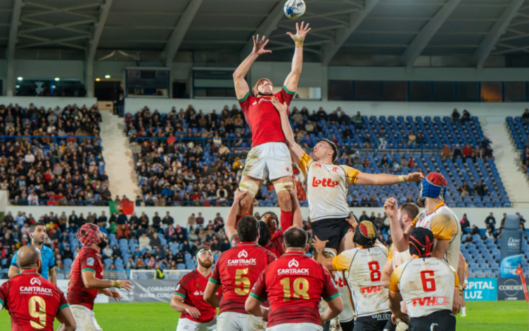 Grupo de jogadores a jogar rugby