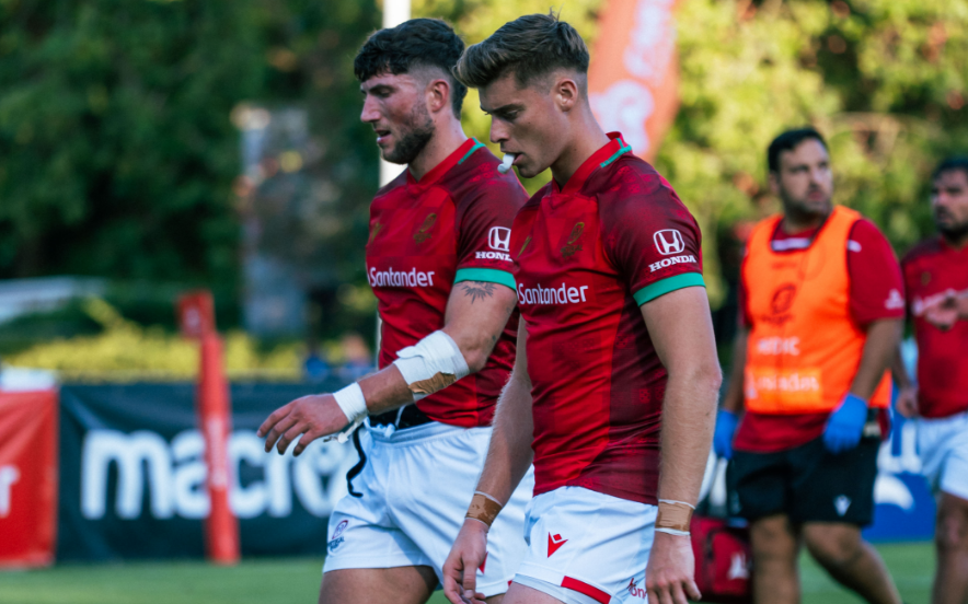 jogadores de rugby a sair do campo
