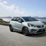 Honda Jazz a circular numa estrada durante uma roadtrip em Portugal.