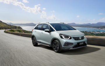 Honda Jazz a circular numa estrada durante uma roadtrip em Portugal.