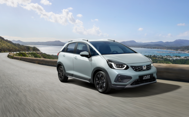 Honda Jazz a circular numa estrada durante uma roadtrip em Portugal.
