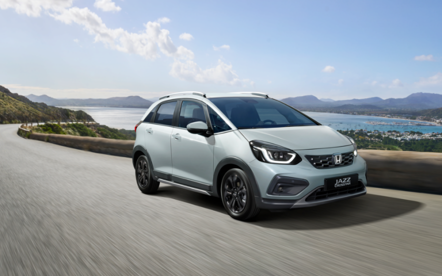 Honda Jazz a circular numa estrada durante uma roadtrip em Portugal.