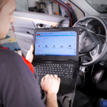 écnico Honda verifica automóvel numa oficina autorizada.