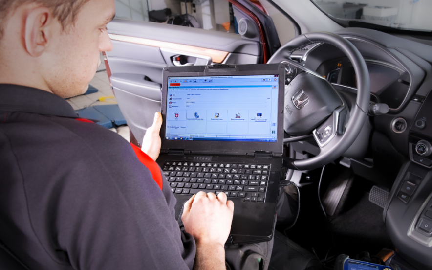 écnico Honda verifica automóvel numa oficina autorizada.