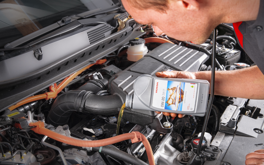 Técnico especializado realiza revisão Honda numa oficina autorizada.