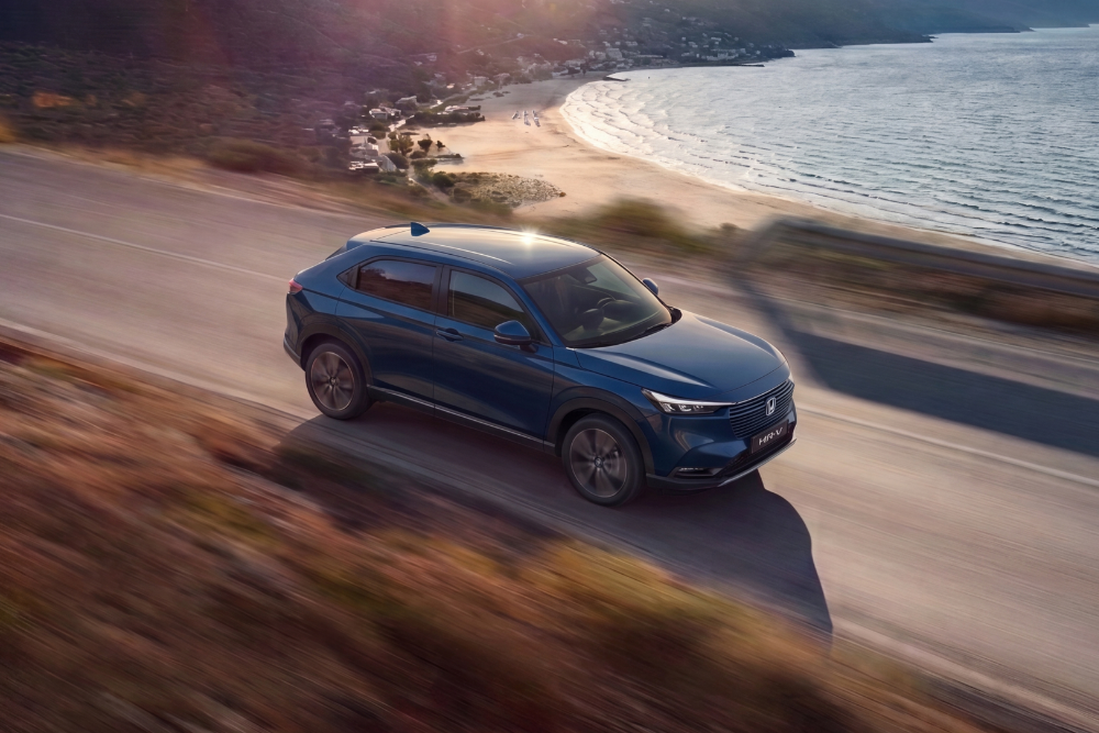 Honda HR-V, SUV compacto familiar, a circular numa estrada secundária.