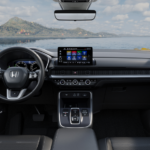 Interior do Honda CR-V, SUV familiar espaçoso, com vista para a natureza.