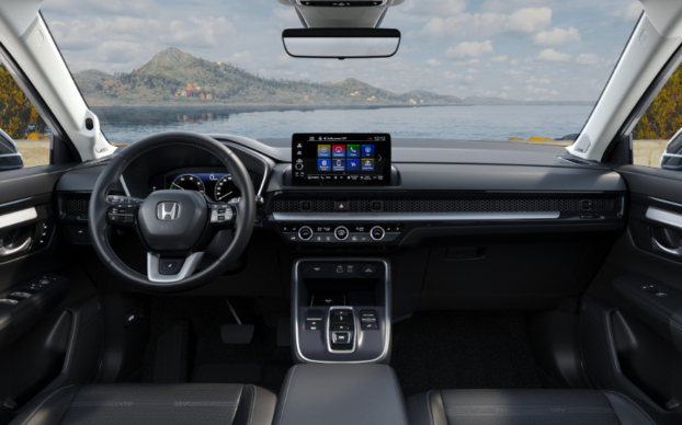 Interior do Honda CR-V, SUV familiar espaçoso, com vista para a natureza.