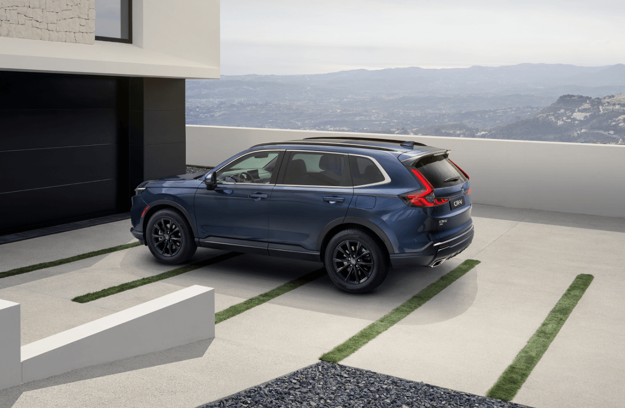 NOVO CR-V HYBRID azul estacionado à porta da garagem