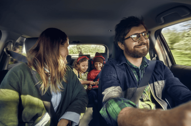 Família a bordo de um Honda